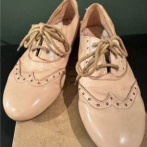 Born Ibis Women's Oxford Shoes in light pink patent leather, size 7.5
